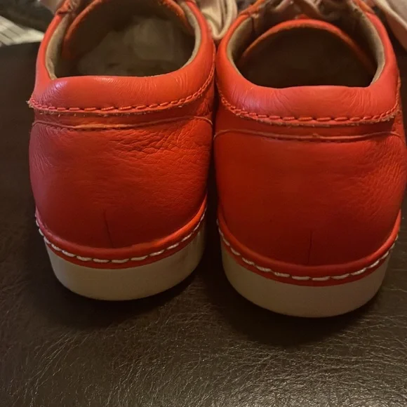 Clark’s women artisan sneaker in beautiful orange color. Pre owned great shape. - Picture 3 of 5